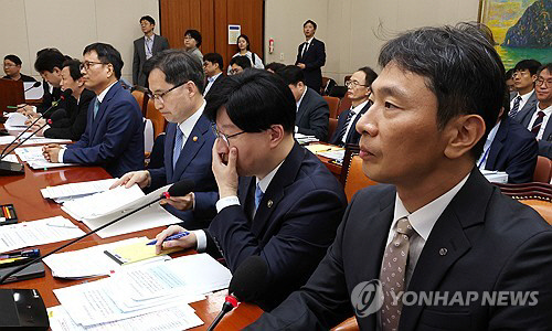 국회에서 30일 열린 '티몬·위메프 정산 및 환불 지연 사태' 긴급 현안질의에 참석한 이복현 금융감독원장(맨 오른쪽) 모습. <사진=연합뉴스>